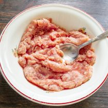 Нежирный мясной или куриный фарш лучше всего подойдет для начинки. Нежирный мясной или куриный фарш лучше всего подойдет для начинки.