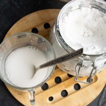 Картофельный крахмал разводим в нескольких столовых ложках холодной кипяченой воды. Картофельный крахмал разводим в нескольких столовых ложках холодной кипяченой воды.