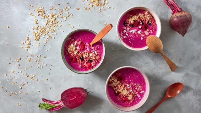 Из свеклы получаются вкусные и красивые, окрашенные в розовый и тёмно-вишнёвый цвет десерты Из свеклы получаются вкусные и красивые, окрашенные в розовый и тёмно-вишнёвый цвет десерты