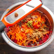 Насыпаем молотую корицу и морскую соль по своему вкусу. Насыпаем молотую корицу и морскую соль по своему вкусу.