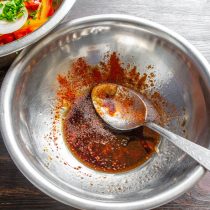Насыпаем молотую сладкую паприку и красный перец по вкусу. Насыпаем молотую сладкую паприку и красный перец по вкусу.
