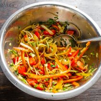 Хорошо перемешиваем, чтобы каждый кусочек овощей пропитался вкусным соусом. Хорошо перемешиваем, чтобы каждый кусочек овощей пропитался вкусным соусом.