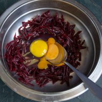 Разбиваем в миску два куриных яйца Разбиваем в миску два куриных яйца