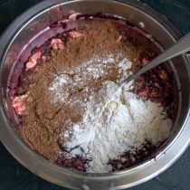 Насыпаем пшеничную муку и несладкий порошок какао. Насыпаем пшеничную муку и несладкий порошок какао.