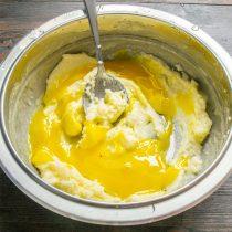 Разбиваем в миску куриные яйца. Разбиваем в миску куриные яйца.
