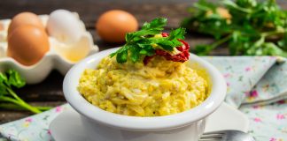 Яичный паштет с луком и сыром