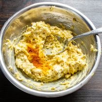 Насыпаем примерно половину чайной ложки молотой куркумы или чуть меньше. Насыпаем примерно половину чайной ложки молотой куркумы или чуть меньше.