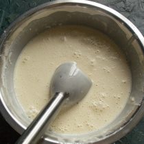 Смешиваем тесто любым подручным механизмом. Смешиваем тесто любым подручным механизмом.