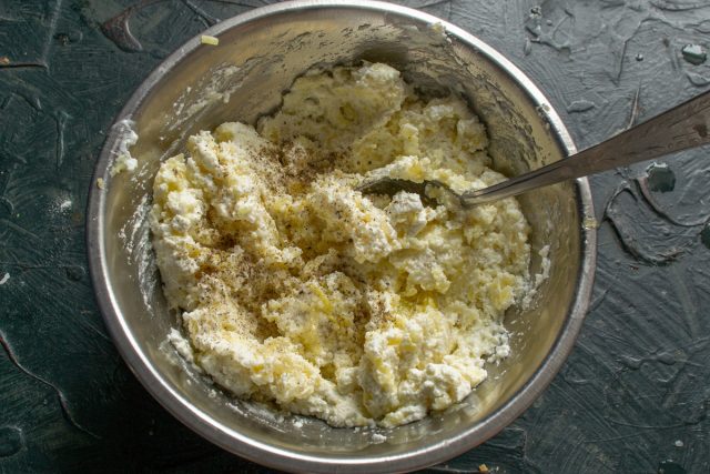 По вкусу солим и перчим начинку свежесмолотым черным перцем. По вкусу солим и перчим начинку свежесмолотым черным перцем.