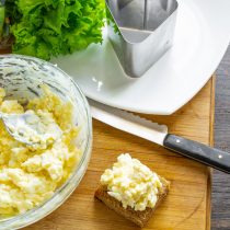 Нарезаем небольшие квадратики ржаного хлеба без корочек. Нарезаем небольшие квадратики ржаного хлеба без корочек.