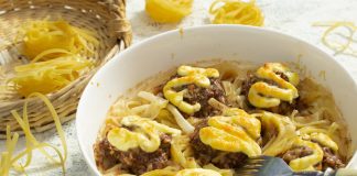 Гнезда с фаршем и сыром в духовке
