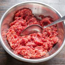 К охлажденному говяжьему фаршу добавляем 50 г холодного мясного бульона или холодной фильтрованной воды. К охлажденному говяжьему фаршу добавляем 50 г холодного мясного бульона или холодной фильтрованной воды.