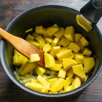 Картофель режем небольшими кубиками. Картофель режем небольшими кубиками.