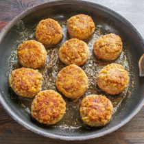 Быстро обжариваем мясные фрикадельки с двух сторон до золотистого цвета. Быстро обжариваем мясные фрикадельки с двух сторон до золотистого цвета.