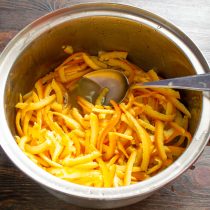 Промытые корочки кладем в кастрюлю с кипящим сиропом. Промытые корочки кладем в кастрюлю с кипящим сиропом.