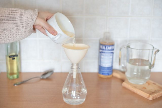Масло не смешивается с водой, поэтому в качестве эмульгатора используют зелёное, хозяйственное или жидкое мыло для мытья посуды. Масло не смешивается с водой, поэтому в качестве эмульгатора используют зелёное, хозяйственное или жидкое мыло для мытья посуды.