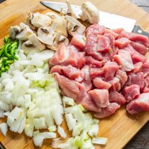 Нарезаем кубиками размером примерно полтора сантиметра нежирную свинину.