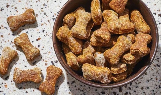 Не стоит делать слишком маленькие или огромные вкусняшки, очень тонкие или толстые.