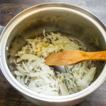 Нарезаем мелкими кубиками репчатый лук. Нарезаем мелкими кубиками репчатый лук.