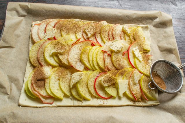 Яблоки посыпаем молотой корицей. Яблоки посыпаем молотой корицей.
