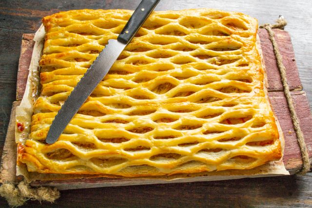 Готовый слоеный пирог с яблоками и медом подаем на стол теплым. Готовый слоеный пирог с яблоками и медом подаем на стол теплым.