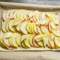 Раскладываем кусочки сливочного масла по яблокам. Раскладываем кусочки сливочного масла по яблокам.
