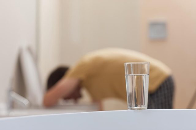 Дать выпить отравившемуся человеку литр воды (если не получается – минимум 2 стакана) комнатной температуры и вызвать рвоту. Дать выпить отравившемуся человеку литр воды (если не получается – минимум 2 стакана) комнатной температуры и вызвать рвоту.