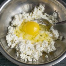 Разбиваем небольшое куриное яйцо. Разбиваем небольшое куриное яйцо.