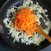 В растопленное масло бросаем нарезанный лук. В растопленное масло бросаем нарезанный лук.