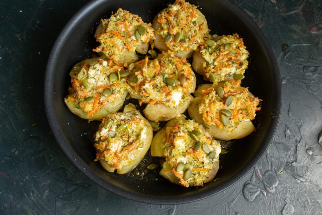 Ставим сковородку в разогретый духовой шкаф на 25-30 минут. Ставим сковородку в разогретый духовой шкаф на 25-30 минут.