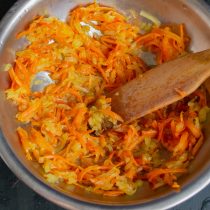 Обжариваем овощи примерно 10 минут, пока не станут совсем мягкими. Обжариваем овощи примерно 10 минут, пока не станут совсем мягкими.