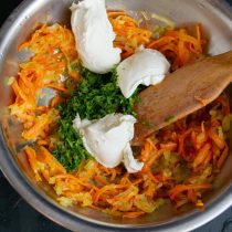 Добавляем мягкий сливочный творожный сыр. Добавляем мягкий сливочный творожный сыр.