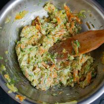 Тщательно перемешиваем ингредиенты начинки. Тщательно перемешиваем ингредиенты начинки.