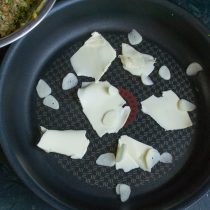 Зубчики чеснока нарезаем тонкими пластинками. Зубчики чеснока нарезаем тонкими пластинками.