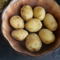 Отвариваем картошку до готовности. Отвариваем картошку до готовности.