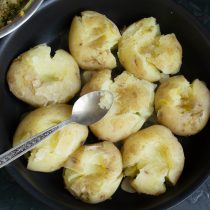 Прижимаем картофелины лопаткой или столовой ложкой, чтобы они примялись и потрескались. Прижимаем картофелины лопаткой или столовой ложкой, чтобы они примялись и потрескались.