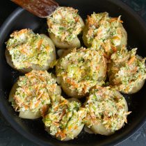 Выкладываем начинку из творожного сыра на каждую картошину кучкой. Выкладываем начинку из творожного сыра на каждую картошину кучкой.