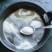 Кладём в сковороду сливочное масло, насыпаем сахарный песок. Кладём в сковороду сливочное масло, насыпаем сахарный песок.