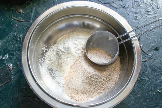Насыпаем пшеничную муку для торта (экстра) и цельнозерновую пшеничную муку. Насыпаем пшеничную муку для торта (экстра) и цельнозерновую пшеничную муку.