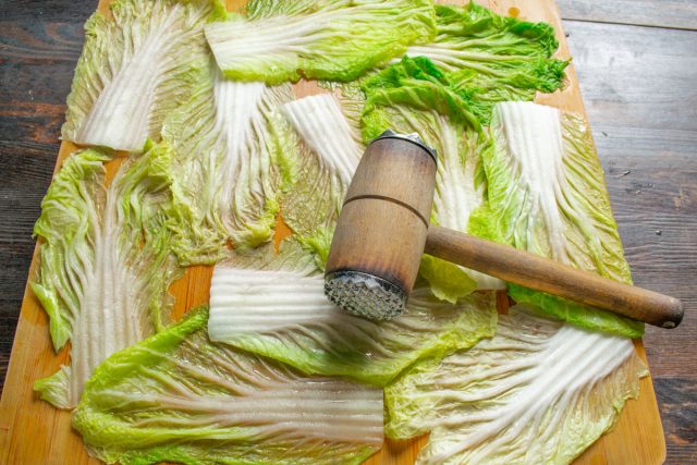 Молоточком для мяса легонько отбиваем уплотнение листьев, чтобы листья сравнялись по толщине. Молоточком для мяса легонько отбиваем уплотнение листьев, чтобы листья сравнялись по толщине.