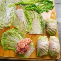 На край листа с более плотной стороны кладем 7-75 г начинки. На край листа с более плотной стороны кладем 7-75 г начинки.