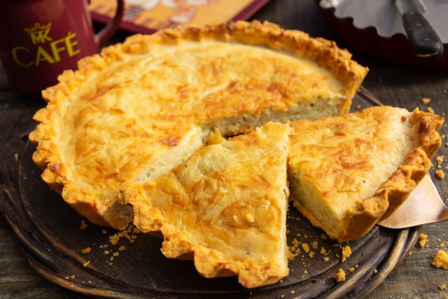 Киш с луком и чеддером Киш с луком и чеддером