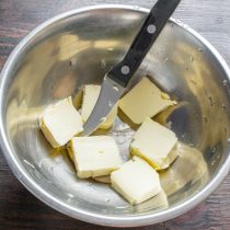 Нарезаем кубиками сливочное масло. Нарезаем кубиками сливочное масло.