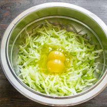 Разбиваем крупные куриные яйца. Разбиваем крупные куриные яйца.
