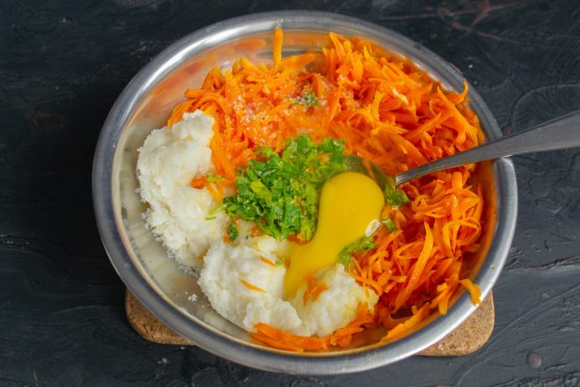 Разбиваем в миску крупное куриное яйцо. Разбиваем в миску крупное куриное яйцо.