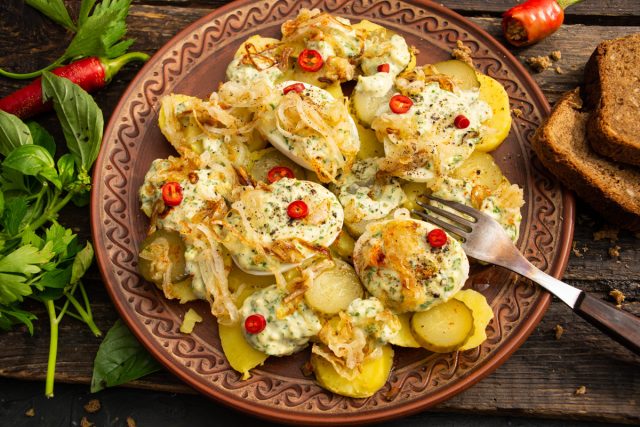 Польский картофельный салат с жареным луком Польский картофельный салат с жареным луком