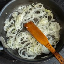 Репчатый лук режем тонкими кольцами. Репчатый лук режем тонкими кольцами.