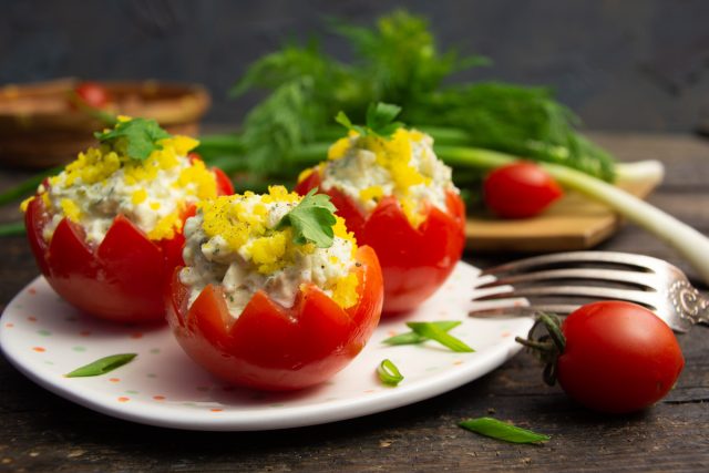 Помидоры фаршированные с творогом и зеленью Помидоры фаршированные с творогом и зеленью