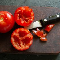 Вырезаем чашечки-салатницы из помидоров. Вырезаем чашечки-салатницы из помидоров.