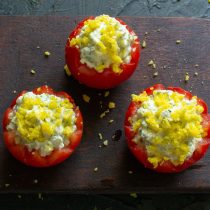 Посыпаем закуску ярко-желтыми крошками. Посыпаем закуску ярко-желтыми крошками.